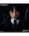 Poupée Mercredi Addams Mezco Toys MDS Roto 45cm vue de profil