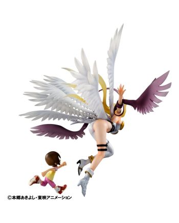 Détail de la statuette Angewomon et Hikari Yagami Megahouse