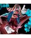 Gros plan sur les détails emblématiques du clown pirate.