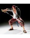 Shanks, le pirate aux cheveux rouges de One Piece, en posture de combat.