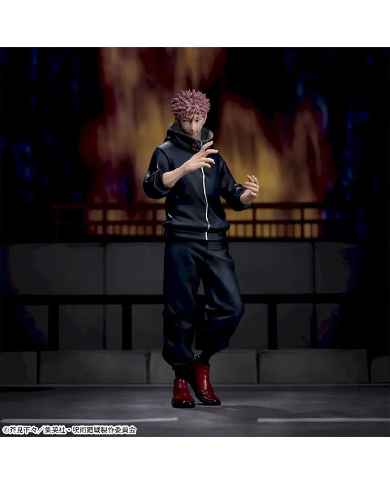 Vue générale de la figurine Yuji Itadori de 22 cm avec sa posture et sa tenue complètes.