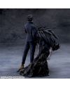 Vue arrière montrant les détails de la tenue et de la sculpture du shikigami.