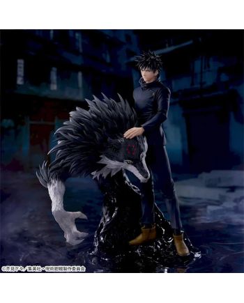 Megumi Fushiguro accompagné d'une créature lupine sur un socle noir sculpté.