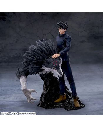 Vue frontale de la figurine FIGURIZMα de 20 cm sur fond gris.