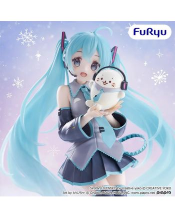 Miku présente Shirotan dans ses mains, avec leurs accessoires audio assortis.