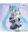 Miku présente Shirotan dans ses mains, avec leurs accessoires audio assortis.