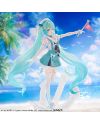 Vue de trois quarts de Miku avec sa tenue de marin et son drapeau rose.