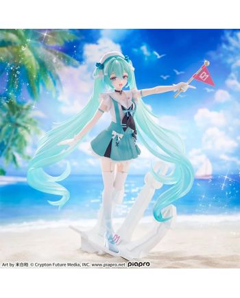 Hatsune Miku en tenue de marin turquoise, tenant un drapeau rose devant un décor de bord de mer.