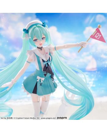 Détails du visage souriant de Miku, du béret et du drapeau 01.