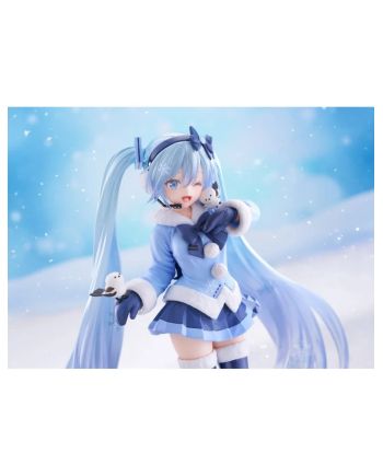 Snow Miku souriante avec deux oiseaux blancs posés près de ses mains.