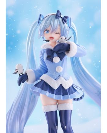 Gros plan sur l'expression joyeuse de Snow Miku et son costume hivernal.