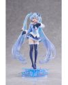 Vue complète de la figurine Snow Miku AMP+ et de son socle bleu translucide.