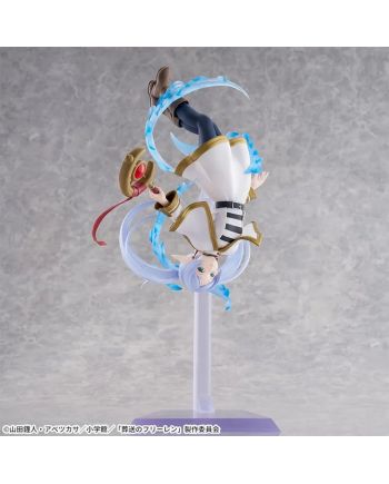Présentation complète de la figurine de 36 cm et de son socle.