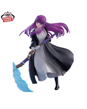 Figurine Fern de Frieren, cheveux violets, robe blanche et manteau noir en mouvement.
