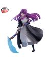 Figurine Fern de Frieren, cheveux violets, robe blanche et manteau noir en mouvement.