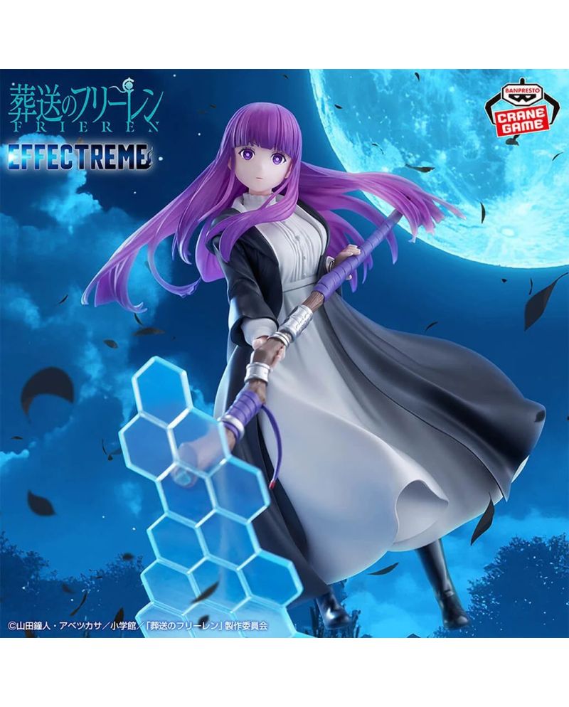 Figurine Fern EFFECTREME Banpresto 19 cm avec son bâton magique et son sort bleu sur fond nocturne.