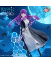 Figurine Fern EFFECTREME Banpresto 19 cm avec son bâton magique et son sort bleu sur fond nocturne.