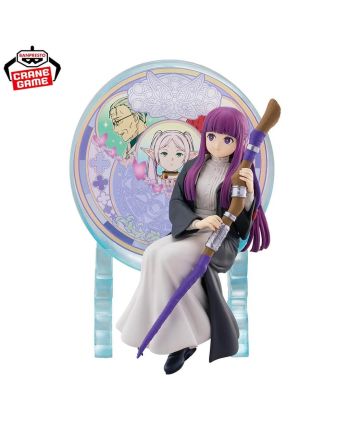 Fern Glasscape Banpresto 15 cm avec bâton magique et panneau décoratif illustrant Frieren et Heiter.