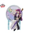 Fern Glasscape Banpresto 15 cm avec bâton magique et panneau décoratif illustrant Frieren et Heiter.