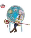 Frieren assise avec son bâton magique devant un panneau décoratif circulaire, collection Glasscape Banpresto.