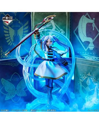 Frieren Ichiban Kuji Lot A dans une mise en scène magique bleue.