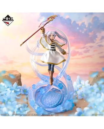 Frieren Lot A Bandai en pose aérienne avec bâton magique et fleurs bleues.