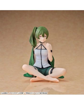 Vue de face de la figurine Übel de Frieren, assise les jambes croisées.