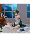 Vue trois quarts de la figurine Übel Roomwear, avec ses cheveux verts et sa couverture.