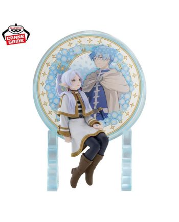 Vue de face de la figurine Frieren II Glasscape 14 cm, avec sa tenue blanche et son panneau décoratif Himmel.