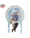 Vue de face de la figurine Frieren II Glasscape 14 cm, avec sa tenue blanche et son panneau décoratif Himmel.