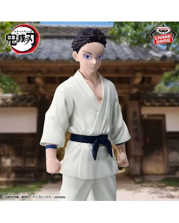 Figurine Hakuji Soyama (Akaza) de Demon Slayer, tenue blanche de karaté et ceinture sombre, mise en scène devant un dojo.