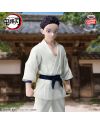 Figurine Hakuji Soyama (Akaza) de Demon Slayer, tenue blanche de karaté et ceinture sombre, mise en scène devant un dojo.