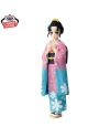 Vue de trois quarts de la figurine Koyuki avec son kimono fleuri et sa coiffure traditionnelle.