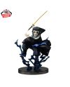 Vue de face de la figurine Kaigaku Demon Slayer avec katana doré et éclairs bleus.