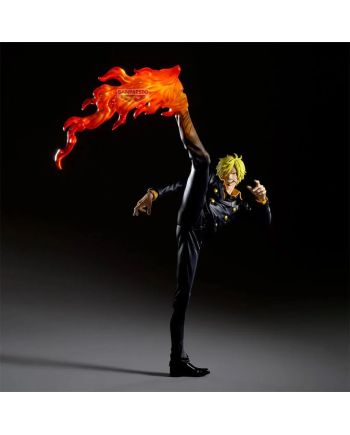 Vue de face de la figurine Sanji MAXIMATIC Plus Banpresto 27 cm, avec costume noir et puissant coup de pied enflammé.