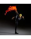 Vue de face de la figurine Sanji MAXIMATIC Plus Banpresto 27 cm, avec costume noir et puissant coup de pied enflammé.