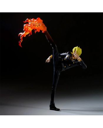 Figurine Sanji One Piece MAXIMATIC Plus vue de profil, mettant en valeur son coup de pied vertical et ses flammes orange.