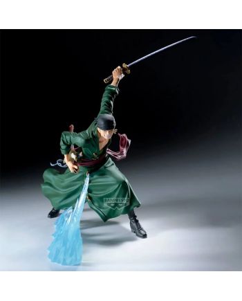 Vue de face de Zoro MAXIMATIC Plus, katana levé et attaque spectaculaire.