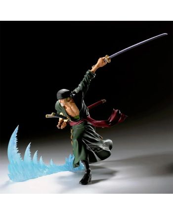 Vue trois quarts de la figurine Roronoa Zoro et de ses sabres détaillés.