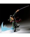 Vue trois quarts de la figurine Roronoa Zoro et de ses sabres détaillés.
