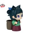 Vue trois quarts de la figurine Maomao avec sa tenue verte et son panier dans le dos.