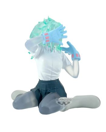 Toru Hagakure en version Glitter & Glamours, pose assise et cheveux turquoise, par Banpresto.