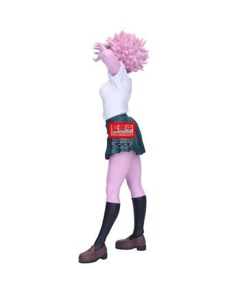 Vue trois quarts arrière de la figurine Mina Ashido et de sa tenue scolaire.