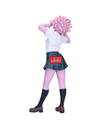 Vue arrière de Mina Ashido avec sa chevelure rose et sa jupe plissée.