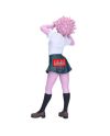 Vue arrière de Mina Ashido avec sa chevelure rose et sa jupe plissée.