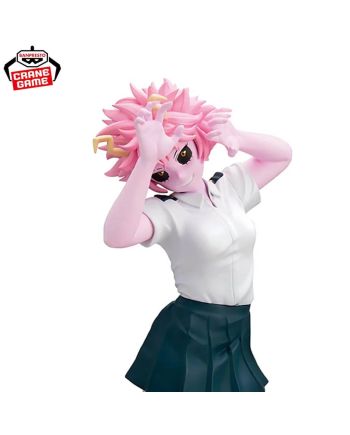 Gros plan sur le sourire, les cornes et les cheveux roses de Mina Ashido.