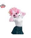 Gros plan sur le sourire, les cornes et les cheveux roses de Mina Ashido.