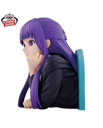 Vue latérale gauche de Fern, avec ses cheveux violets et son support bleu.