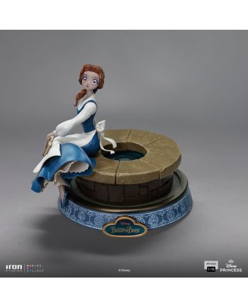 Figurine Belle La Belle et la Bête, détail du visage et du costume