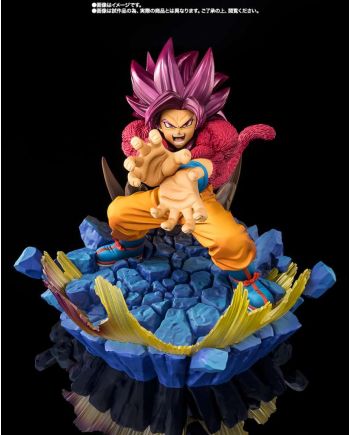Figurine Bandai Tamashii Nations Son Goku Super Saiyan 4 vue de profil